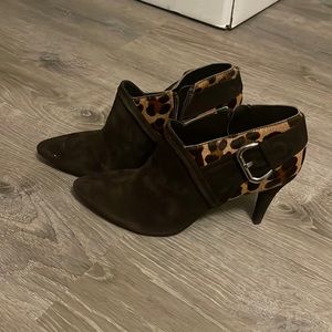 Brown leopard booths 2"